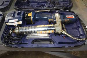 lot 202 image: Lincoln Electric PowerLube Series B Power Grease Gun, Charger, Case