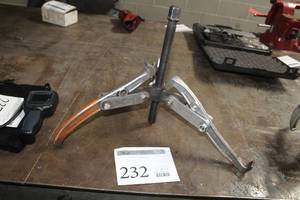 lot 232 image: Westward 4YT16 Gear PulleyBearing Puller