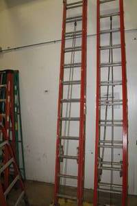 lot 306 image: Werner 24 Non-Conductive Fiberglass Extension Ladder D6224-2