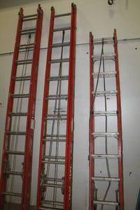 lot 305 image: Werner 24 Non-Conductive Fiberglass Extension Ladder D6224-2