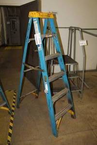 lot 302 image: Werner 6 Non-Conductive Fiberglass Rails Step Ladder 6006