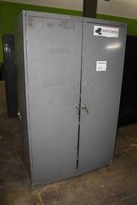 lot 413 image: Tennsco Metal Storage Cabinet