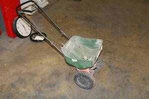 lot 552 image: Scotts Turf Builder EdgeGuard Mini Broadcast Spreader