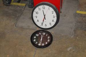 lot 554 image: Lot of (2) Wall Clocks