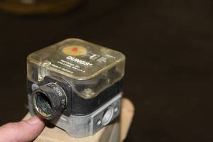 lot 659 image: Lot of (4) Dungs 217-326A Gas Pressure Switches (in box)