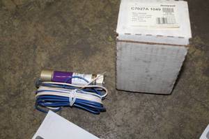 lot 678 image: Honeywell C7027A 1049 12 Female NPT Mini-Peeper (New In Box)
