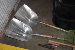 lot 705 image: Lot of (2) Scoop Shovels