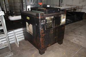 lot 724 image: Magie Bros Used Motor Oil Container