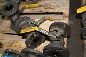 lot 886 image: Lot of (5) Apollo 88A1472480A 1-12 Ball Valves