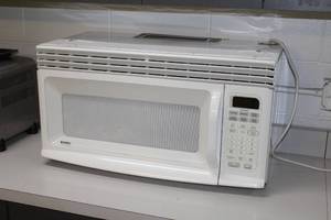 lot 1103 image: Kenmore 665.68611991 Household Microwave Oven