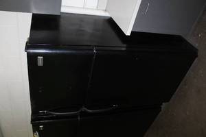 lot 1102 image: Frigidaire FRT18L4JBD Refrigerator Freezer