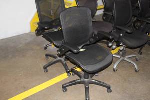 lot 1146 image: Lot of (2) Rolling Office Arm Chairs