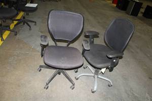 lot 1145 image: Lot of (2) Rolling Office Arm Chairs