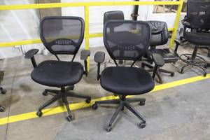 lot 1143 image: Lot of (2) Rolling Office Arm Chairs