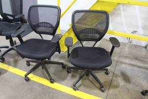 lot 1144 image: Lot of (2) Rolling Office Arm Chairs
