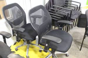 lot 1135 image: Lot of (2) Rolling Office Arm Chairs, Adjustable Height