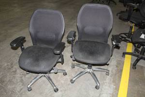 lot 1136 image: Lot of (2) Rolling Office Arm Chairs, Adjustable Height