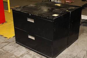 lot 1125 image: Lot of (2) Metal Lateral File Cabinet 2-drawer