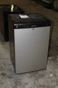 lot 1147 image: Frigidaire BFPH44M4LM Mini Refrigerator