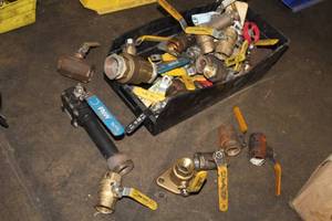 lot 938 image: Lot of Assorted Ball Valves and Parts