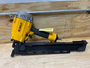 DEWALT Pneumatic 21-Degree Collated Framing Nailer