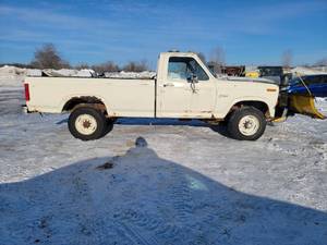 lot 27 image: 1983 Ford F350 - 4X4