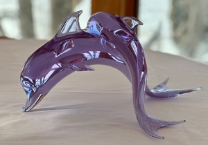 lot 4 image: Beautiful Art Glass Dolphin