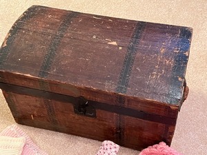 lot 35 image: Vintage Doll Trunk and Doll Clothing