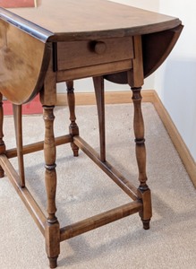 lot 322 image: Petite Vintage Drop Leaf Side Table