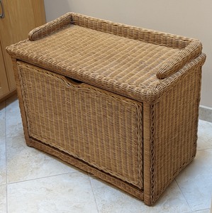 lot 325 image: Wicker Shoe Storage Bench