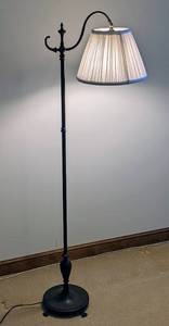 lot 338 image: Vintage Decorative Bronze Floor Lamp