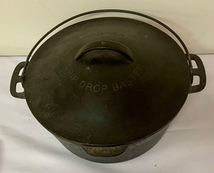 lot 450 image: Wagner Ware Cast Iron Pot with Lid