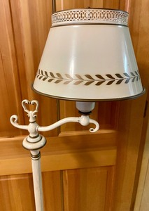 lot 459 image: Vintage Toleware Foor Lamp