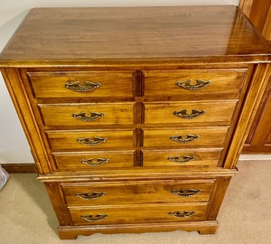 lot 464 image: Delightful Vintage Dresser