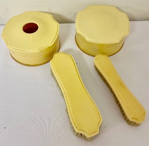 lot 465 image: Ladies Vintage Fun including a Vanity Set