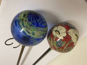 lot 409 image: Glass and Ceramic Garden Globes