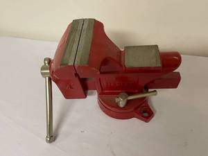 lot 416 image: 4 Inch Bench Mount Vise