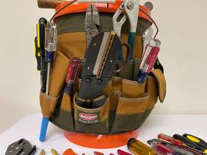 lot 417 image: Bucket Boss Tool Holder With Tools
