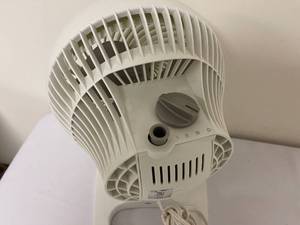 lot 419 image: Holmes Three Speed Desk Fan