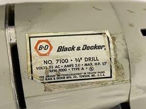 lot 439 image: Black and Decker 38 Inch Drill