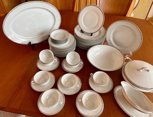 lot 264 image: Bavaria China Set