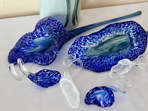 lot 271 image: Beautiful Iris Motif Decorative Items