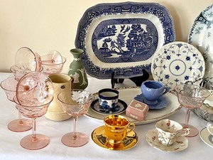 lot 270 image: Lovely Vintage Glassware Assortment