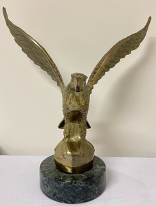 lot 147 image: Amazing Vintage Brass Eagle Sculpture on Marble Base