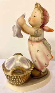 lot 145 image: Adorable Hummel Figurines