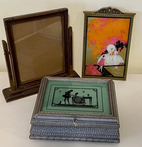 lot 360A image: Fun Vintage Ladies Items