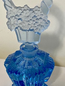 lot 379 image: Beautiful Glass Vintage Dabber Perfume Bottle