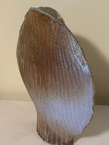 lot 504 image: Beautiful Handcrafted Pottery Vase