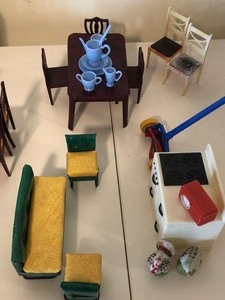 lot 543 image: Variety of Vintage Doll House Furniture