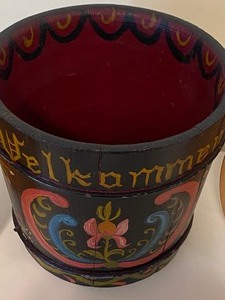 lot 534 image: Vintage Rosemaling Bucket and Two Painted Plates